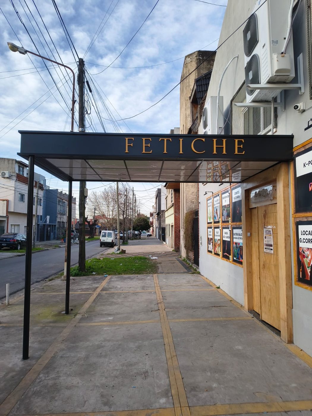 La vereda bajo la marquesina de FETICHE, mirando hacia la calle.