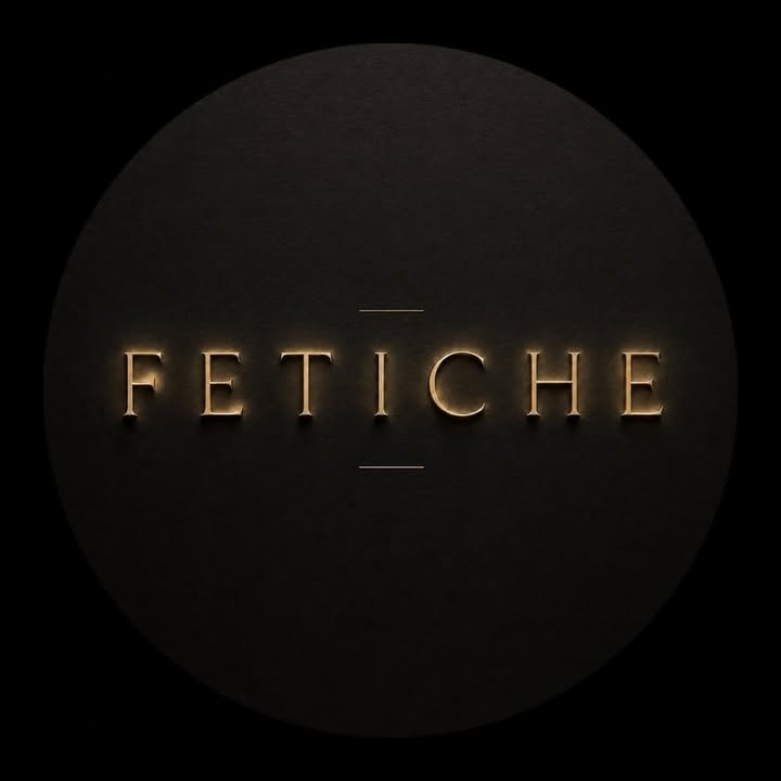 El cartel dorado de FETICHE en el salón.