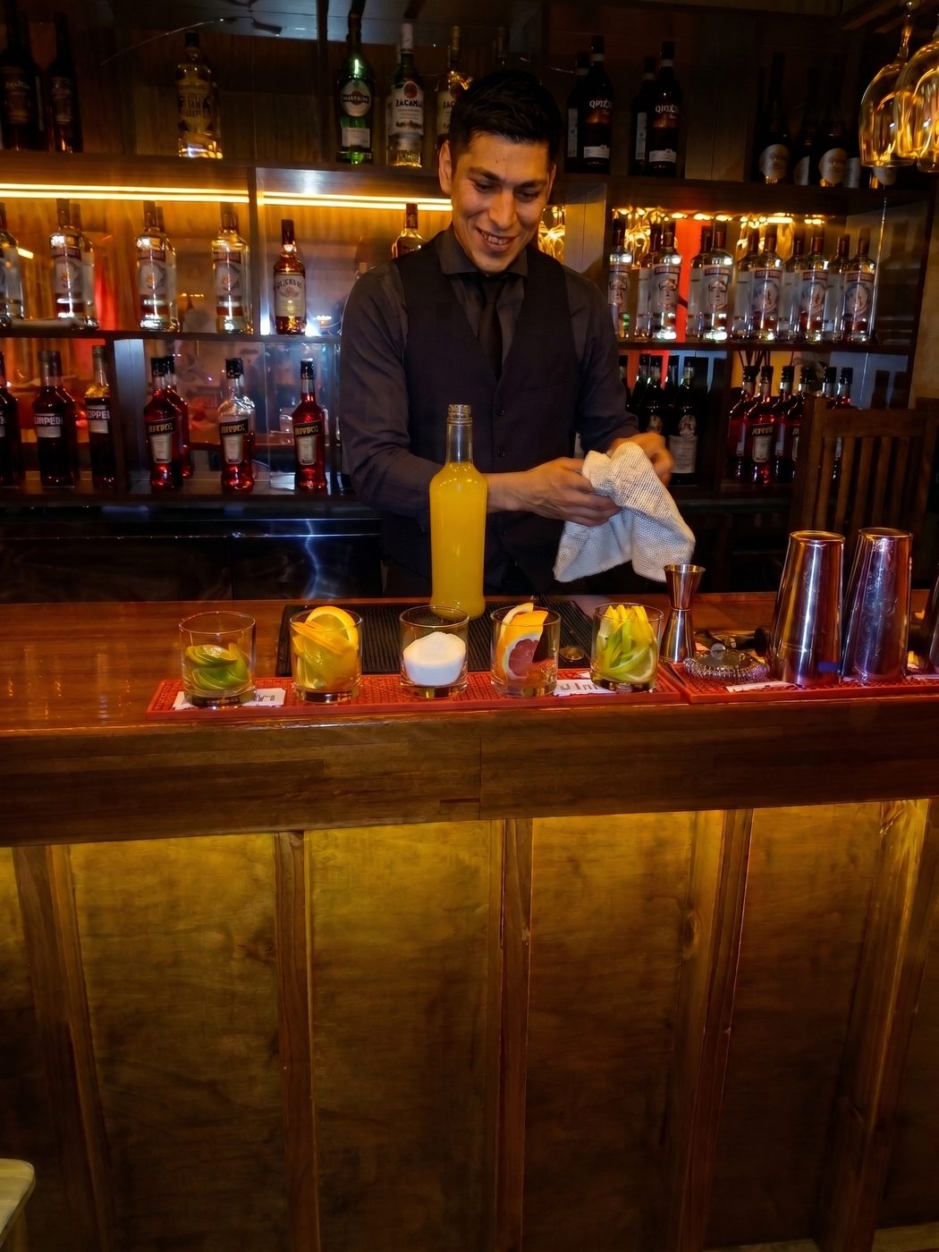 El bartender preparando tragos en la barra de FETICHE.