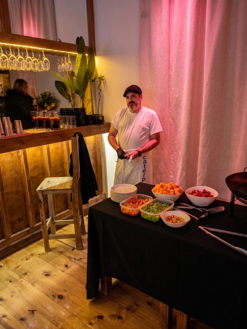 Mesa de catering con entradas frías antes del servicio.