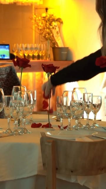 Copas de champán y pétalos de rosa para el brindis.