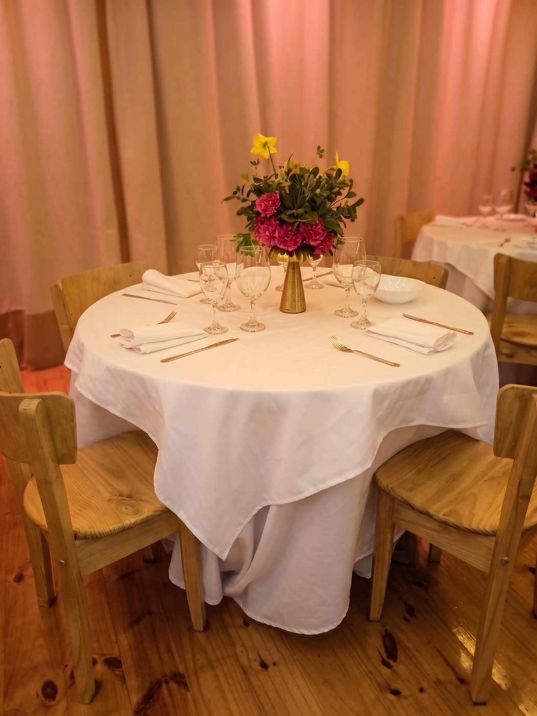 Otra mesa tendida con flores, lista para los invitados.